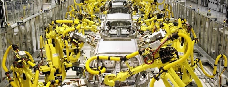 Otomotiv üretim hattında kaynak robotları